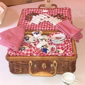 Madeline Other - Madeline’s picnic basket Madeline Other - Madeline’s picnic basket